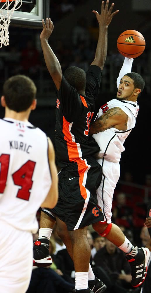 IMAGE: http://i602.photobucket.com/albums/tt108/samhunterphoto/Mens%20BBall%20Georgetown/IMG_6058.jpg