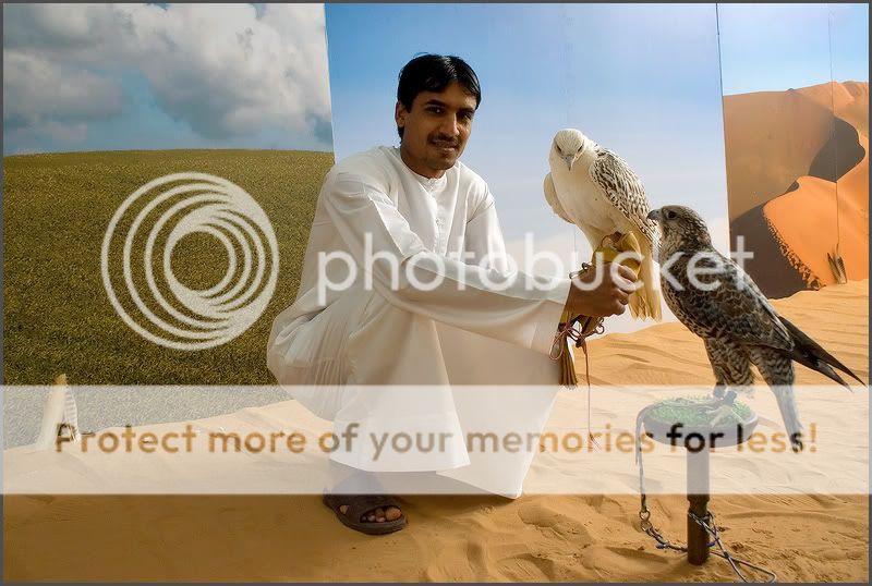 http://i602.photobucket.com/albums/tt107/jeita/Dubai/falconer-2.jpg
